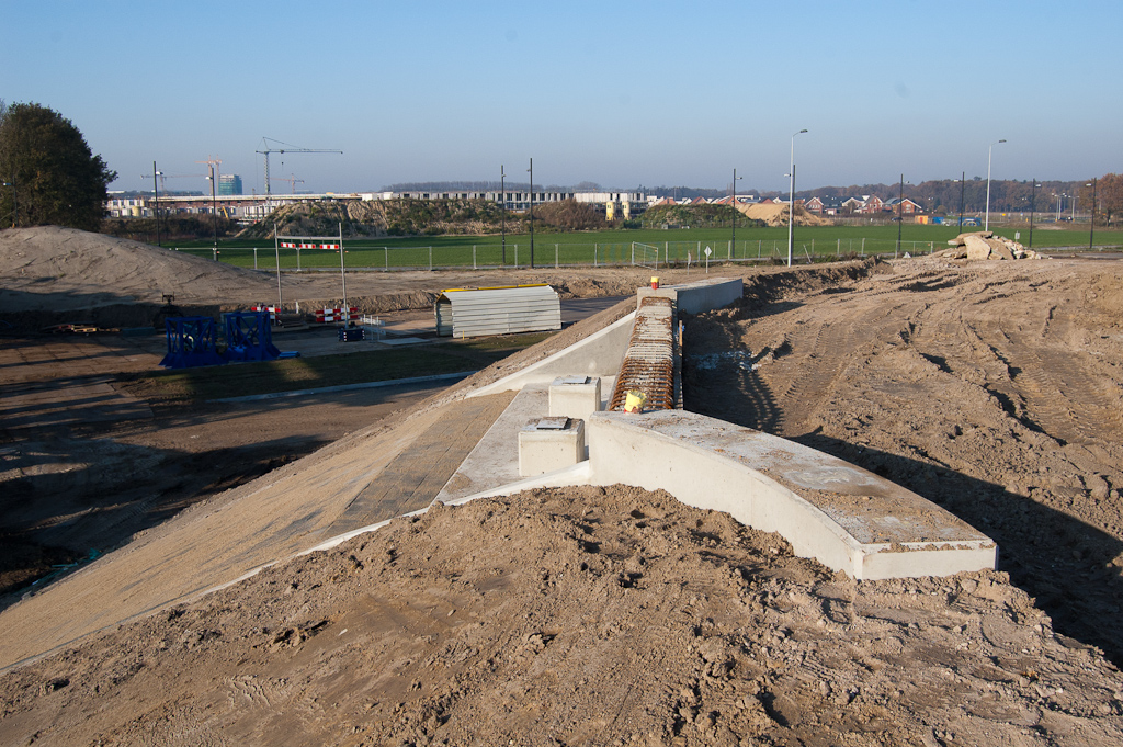 20111120-143035.jpg - Het landhoofd ziet er dan ook afgerond uit. Toch zou je zeggen (als leek) dat het plaatsen van de aanbruggen eventueel tot na openstelling van de kruising voor het gemotoriseerd verkeer kan worden uitgesteld, daar deze immers geen rijbanen overspannen.