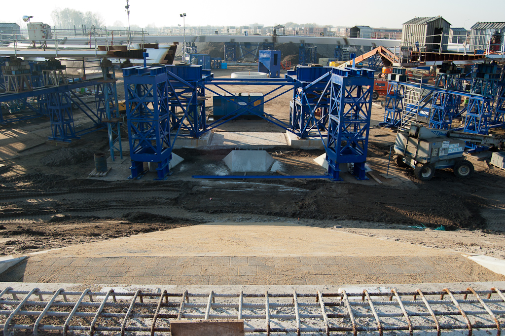 20111120-143115.jpg - Net als vorige week ontbreekt de overspanning in het oostelijk hoekpunt nog, maar men heeft al wel het talud onder de te plaatsen aanbrug verhard met tegels.  week 201145 