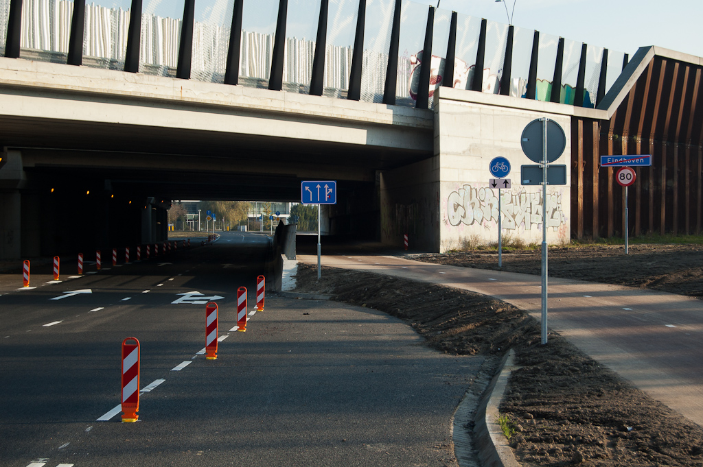 20111120-144149.jpg - Creatieve weggebruikers zouden het echter ook kunnen opvatten als ware hier het einde van de bebouwde kom in de Meerenakkerweg.  week 201145 