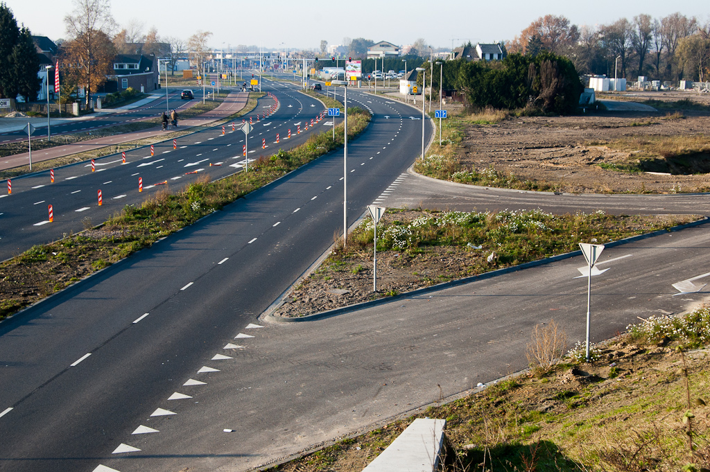 20111120-144547.jpg - Kleurverschil nu al duidelijk in het asfalt van de zuidelijke rijbaan van de Heistraat/Meerenakkerweg  (links, met de rood-witte geleideschilden). Dat zal alleen maar toenemen naarmate het Rijk langer wacht met de aanleg van de aansluiting 31a op de N2.  week 201145 