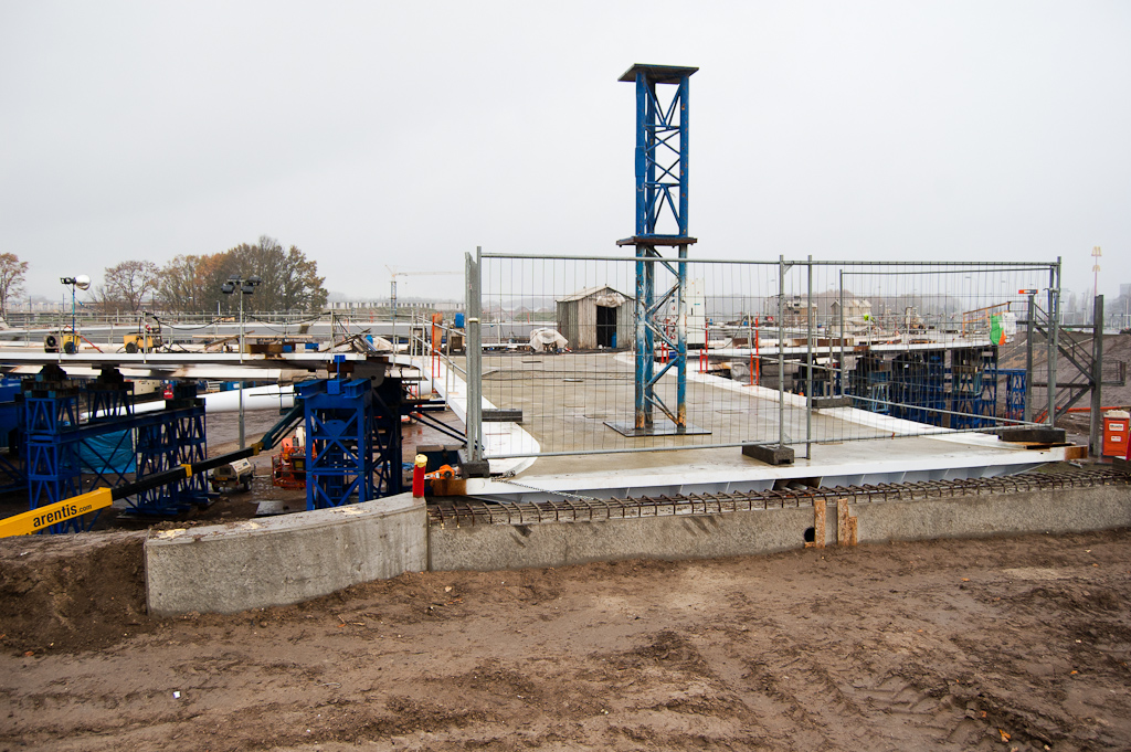 20111127-150940.jpg - Derde aanbrug aan de zuidzijde. Fietsrelatie met de Heerbaan zuidzijde en de Heistraat via de slinger om de autohandel heen naar de Zoomweg.  week 201146 