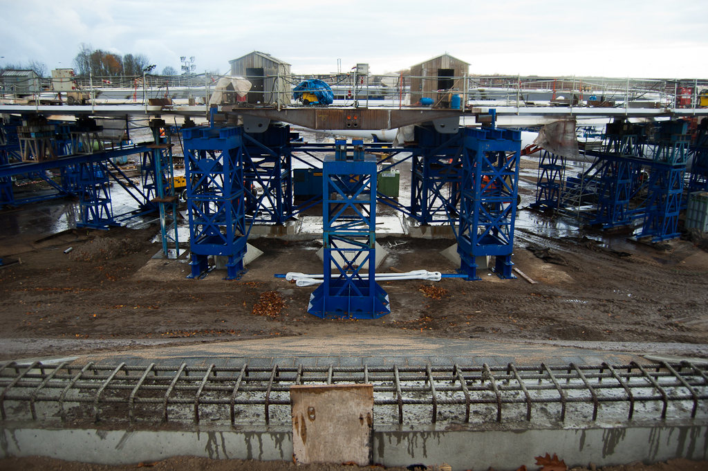 20111127-151857.jpg - Vierde aanbrug aan de oostzijde ontbreekt nog. Hij was ook niet te vinden ergens op het werkterrein.  week 201146 