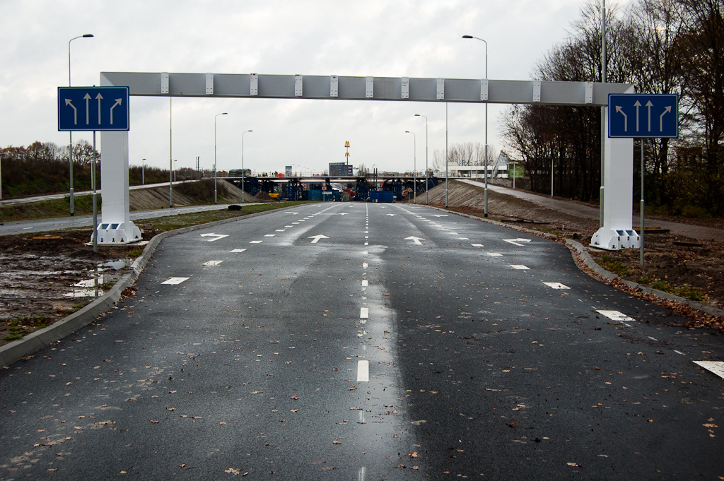 20111203-153607.jpg - Voertuigkerend portaal geplaatst in de Heerbaan. De foto is rechtgezet met de fietsrotonde als referentie. De rijbaan ligt dan ook scheef, wegens de verkanting, maar de portaalligger lijkt nog net iets schever te zijn. Misschien optisch bedrog.  week 201143 