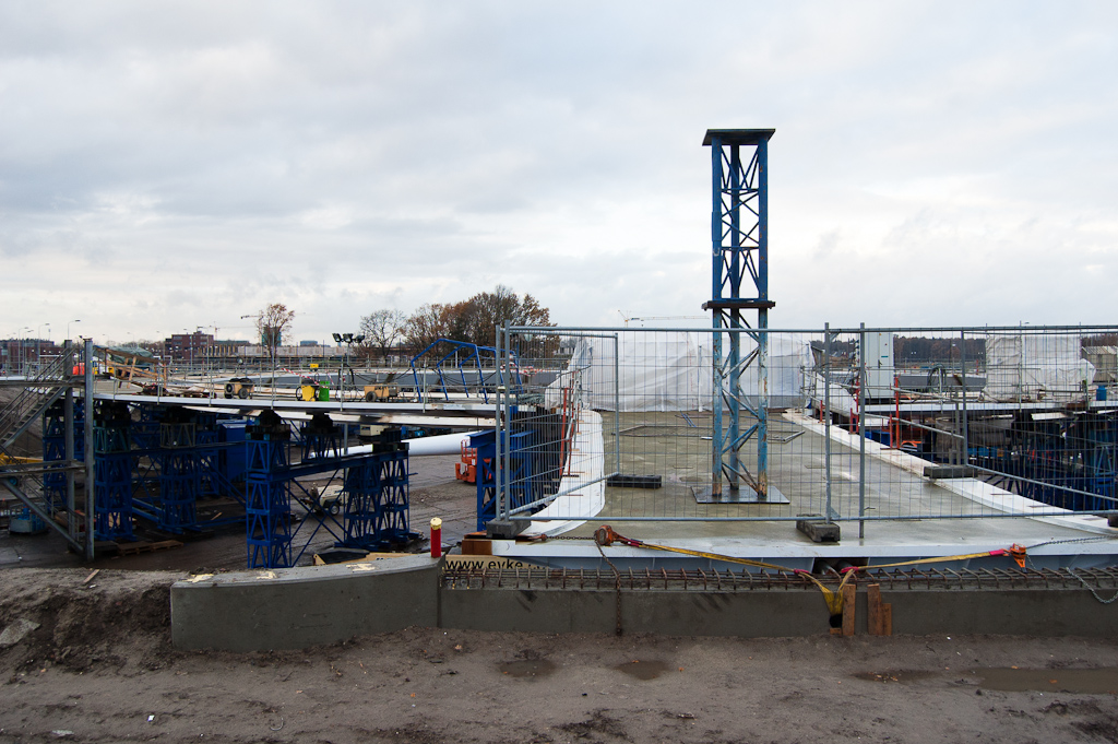 20111203-155005.jpg - Ook aan de bovenzijde zien we niet veel verschil. Toch weet een behulpzame omstander te melden, dat de holle stalen fietsrotonde is afgevuld met beton - naar verluidt om roestvorming tegen te gaan.  week 201147 