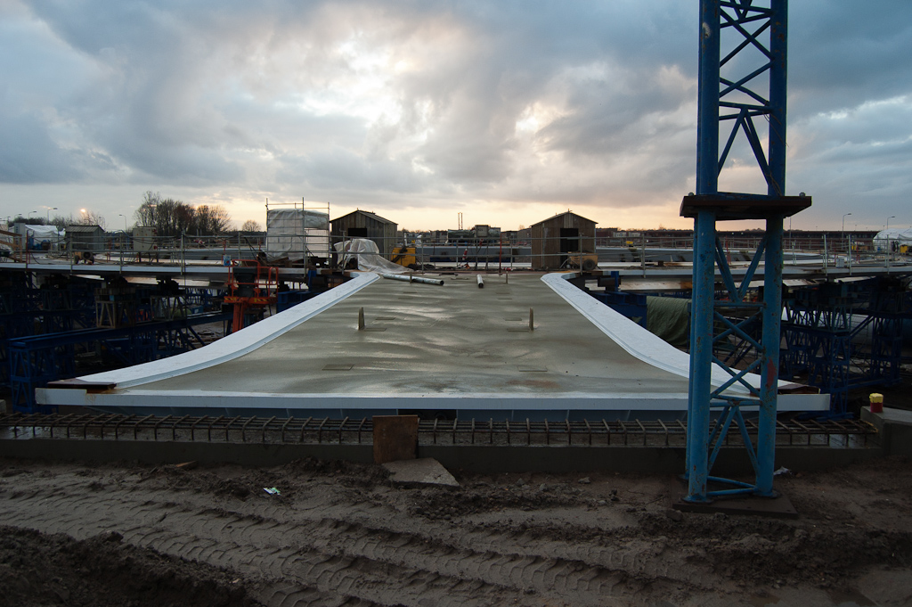 20111203-162112.jpg - Laatste van de vier aanbruggen, die aan de oostzijde, nu ook op zijn plaats. We hebben het idee dat er deze week nog een transport per schip heeft plaatsgevonden, met enkel deze aanbrug als lading.  week 201147 