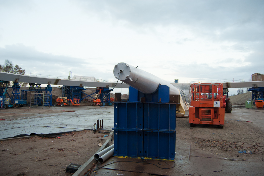 20111203-162946.jpg - Misschien dat men aan de top van de pyloon ook nog iets monteert voordat het de lucht in gaat. Zo niet dan moet er een 70 meter hoogwerker aan te pas komen om het naderhand te doen.