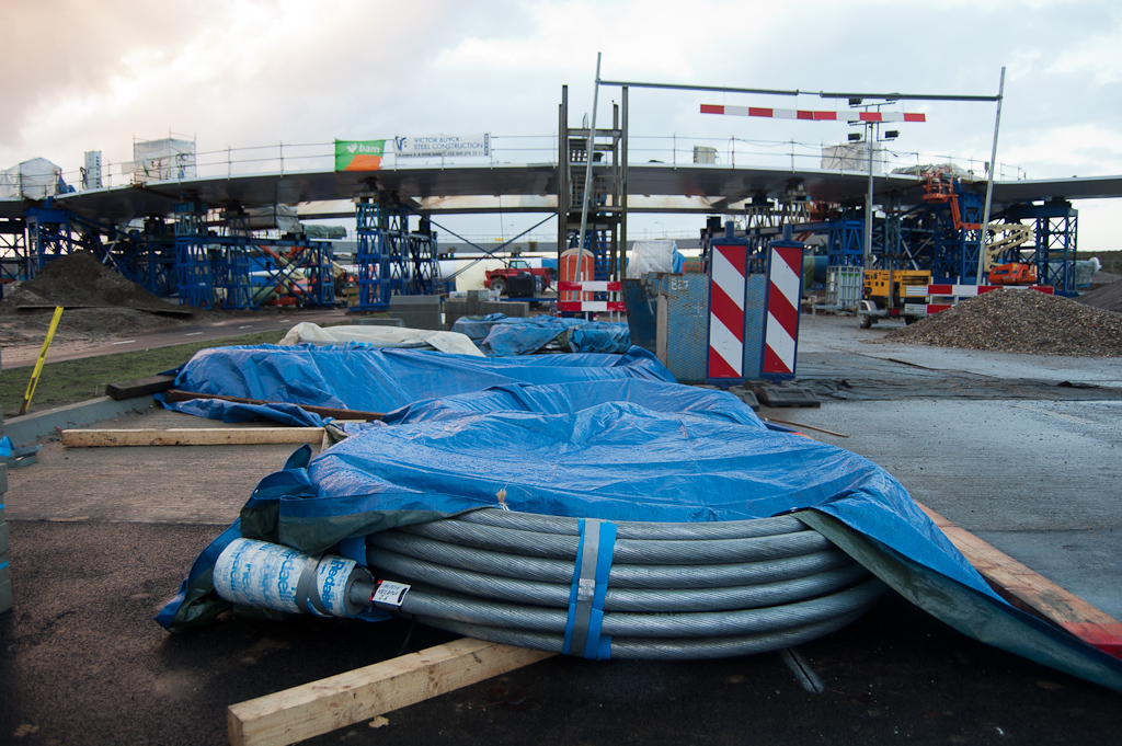 20111203-163154.jpg - Vier van de 24 tuidraden zijn nu dus gemonteerd aan de pyloon. De overige 20 liggen gereed in de Heistraat, maar die worden pas ingezet als de pyloon overeind is gezet. Dat spektakel is voorzien op 6 December vanaf 7:00.