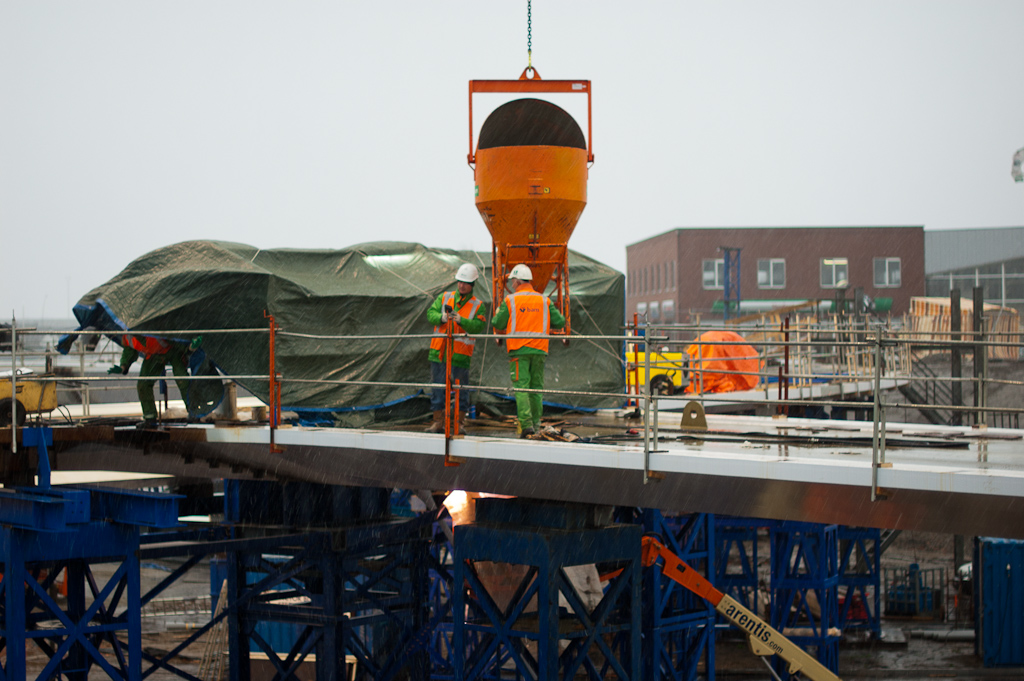 20111205-151902.jpg - Hij hijst beton naar de westelijke aanbrug, die er mee wordt afgevuld.