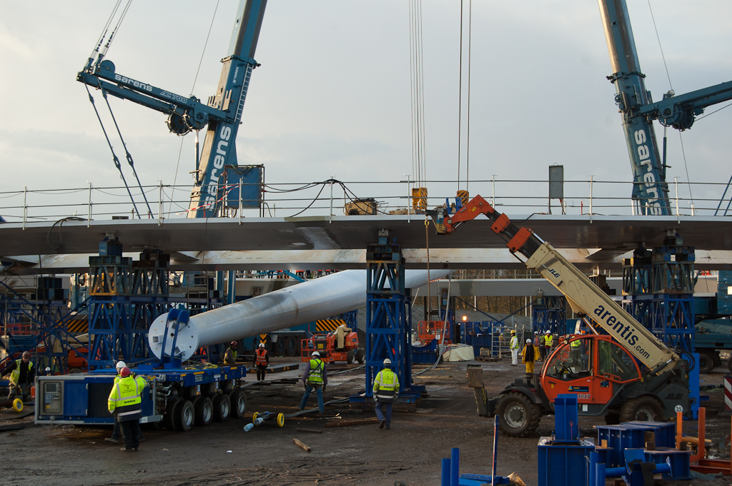 20111206-094913.jpg - Carrier rijdt langzaam vooruit, zodat de ballastring net niet geraakt wordt bij het hijsen.