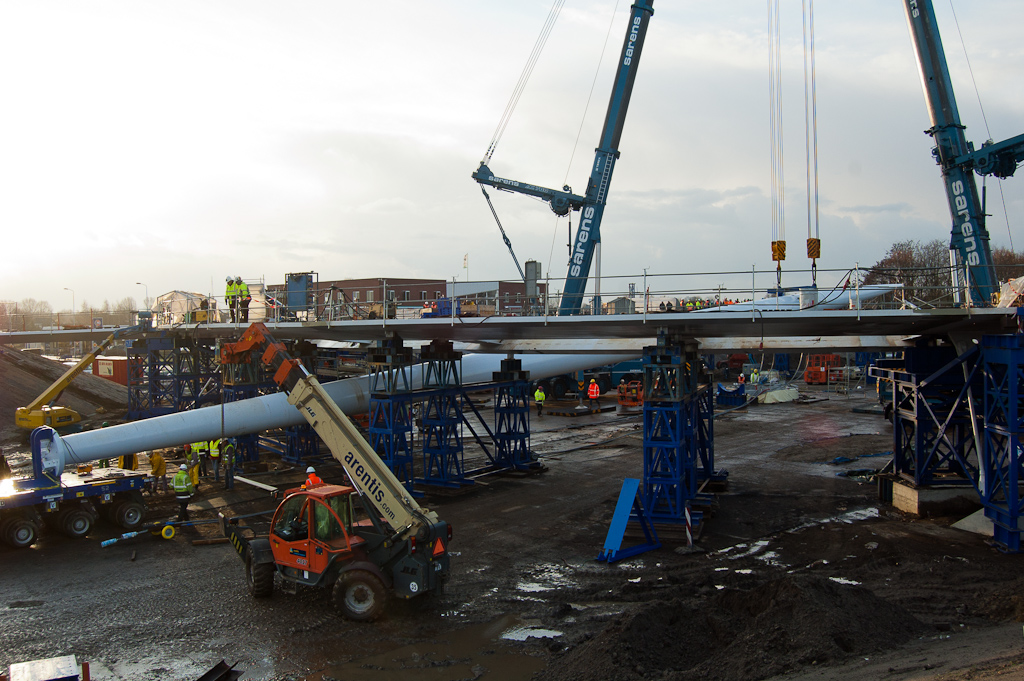 20111206-095235.jpg - Pyloontop is boven het niveau van de rotonde uitgestegen. Carrier kan nu flink doorrijden.