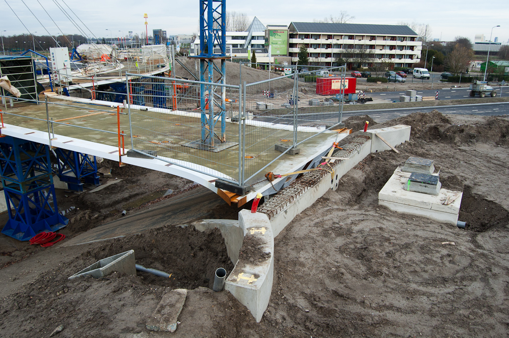 20111211-134650.jpg - Bij het zuidelijk landhoofd enige nieuwe prefab betonelementen. Rechts is een afwateringsbak ingegraven, maar interessanter is de afgeschuinde koker links.