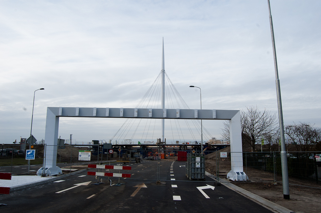 20111211-141625.jpg - Een nadeel van de voertuigkerende portalen wordt duidelijk. Ze blokkeren gedeeltelijk het uitzicht op de pyloon. Dat wordt nog erger als er bewegwijzeringspanelen aan worden gehangen.  week 201148 