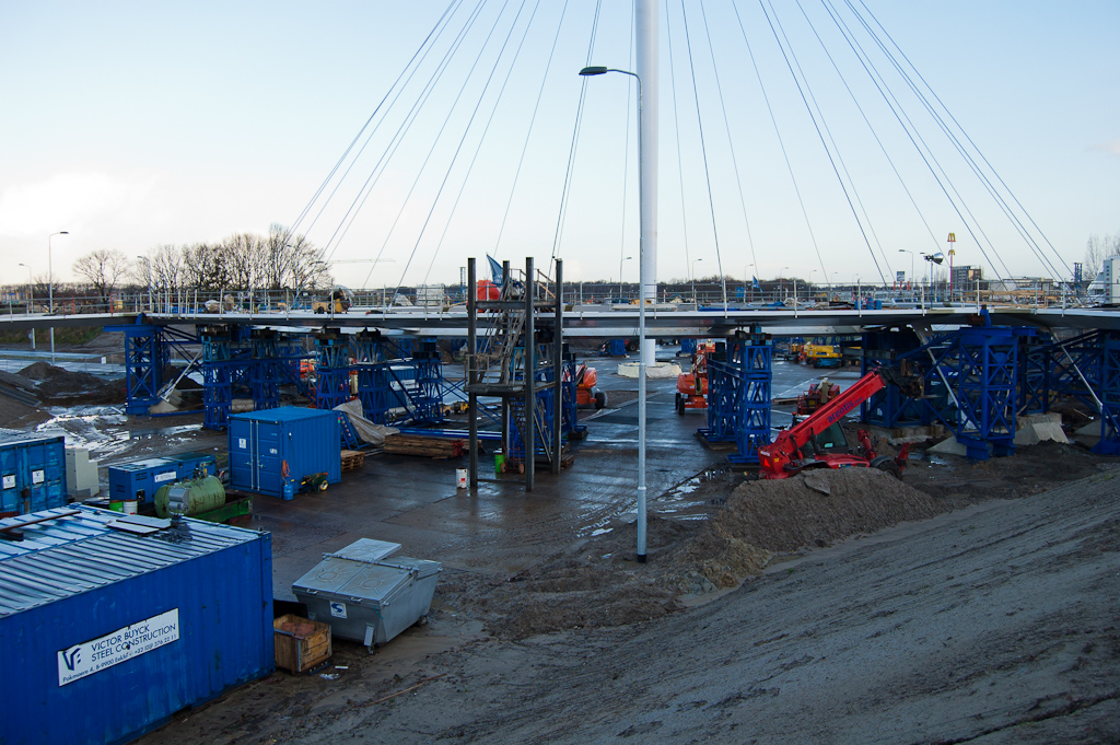 20111218-100622.jpg - Lichtmast geplaatst langs de Heerbaan nabij de Hovenring. Langs de toeritten stonden ze er al langer. Van de  vermeende grondkeringen  tussen fietspadtaluds en rijbaan is echter nog niets te zien.  week 201149 