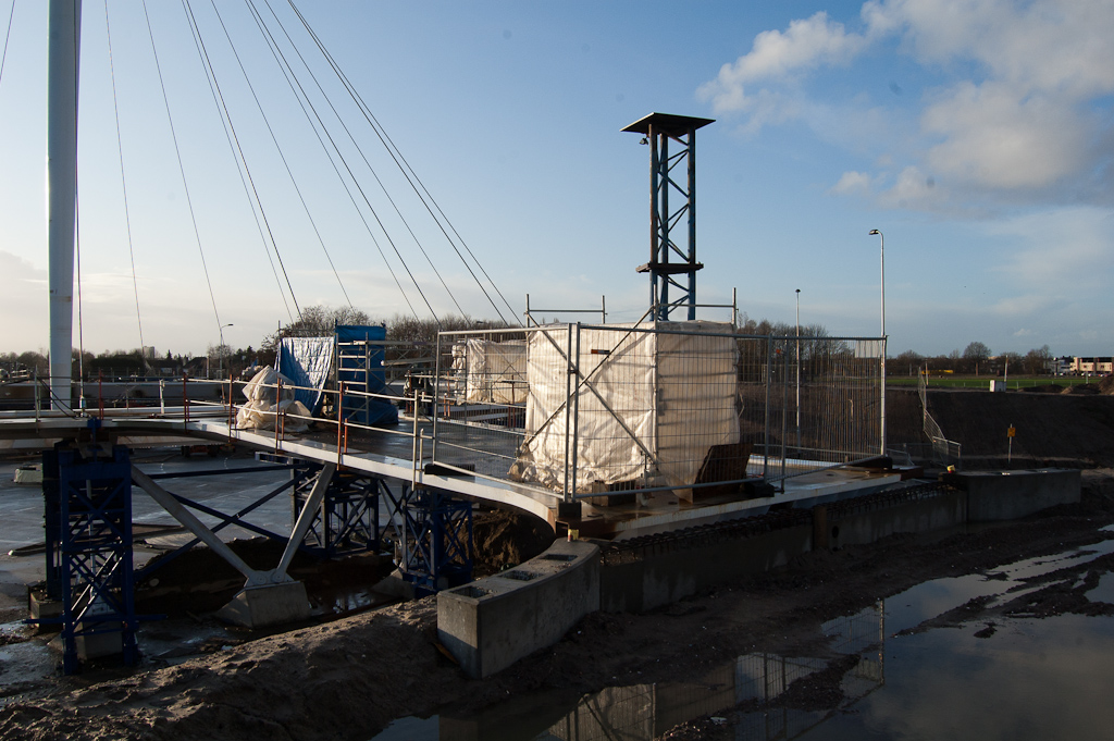 20111218-102620.jpg - Terug naar de noordelijke aanbrug, waar ook de landhoofden onder handen zijn genomen. <a href="