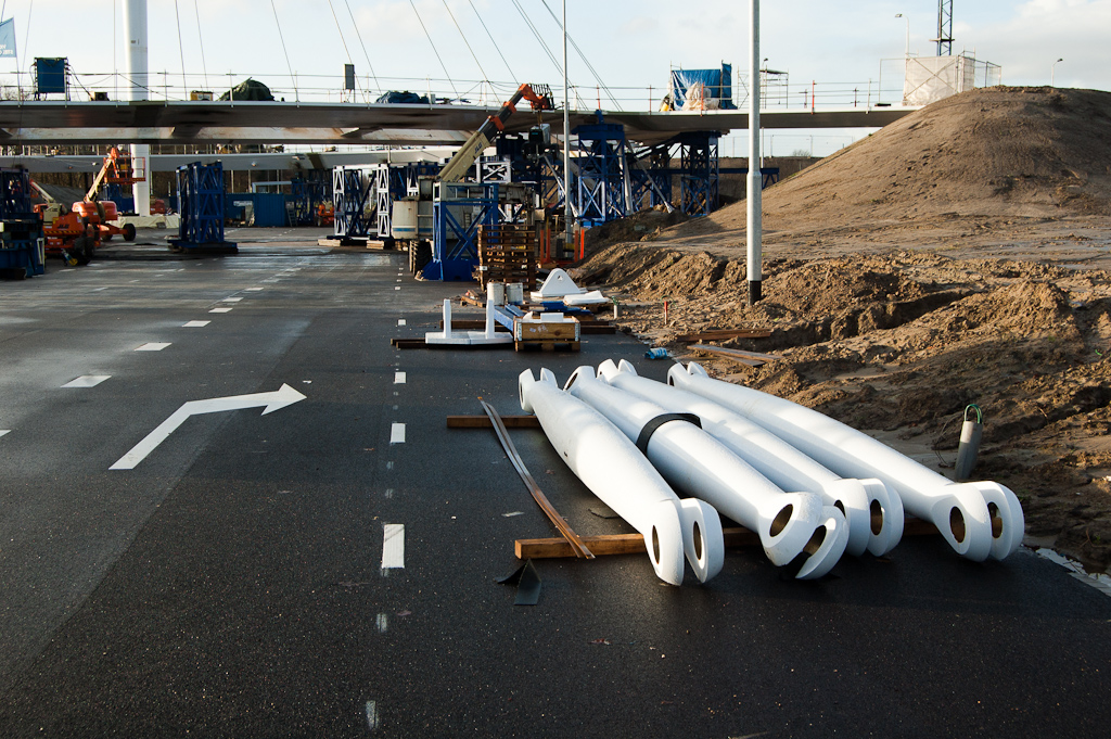 20111218-103313.jpg - Gereedliggende staanders voor de "V"-vormige constructies op elk der hoekpunten. Er zijn er in totaal acht benodigd, zodat de helft daarvan reeds gemonteerd is.