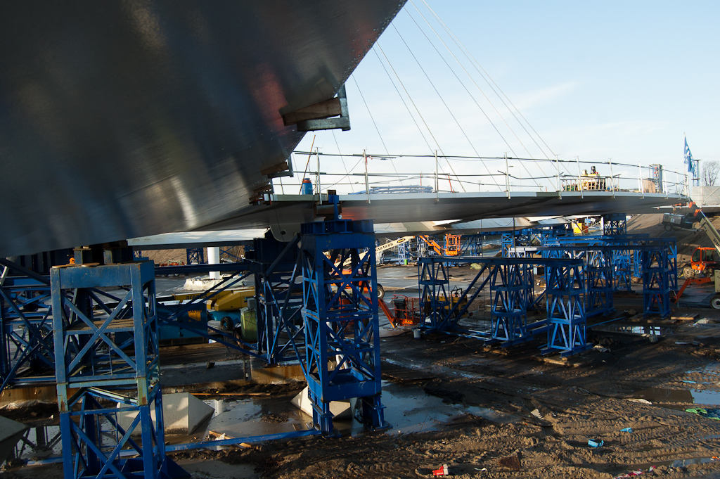 20111218-105029.jpg - Oostelijke aanbrug rust nog op de tijdelijke ondersteuning, maar boven de Noord-Brabantlaan is dat anders.