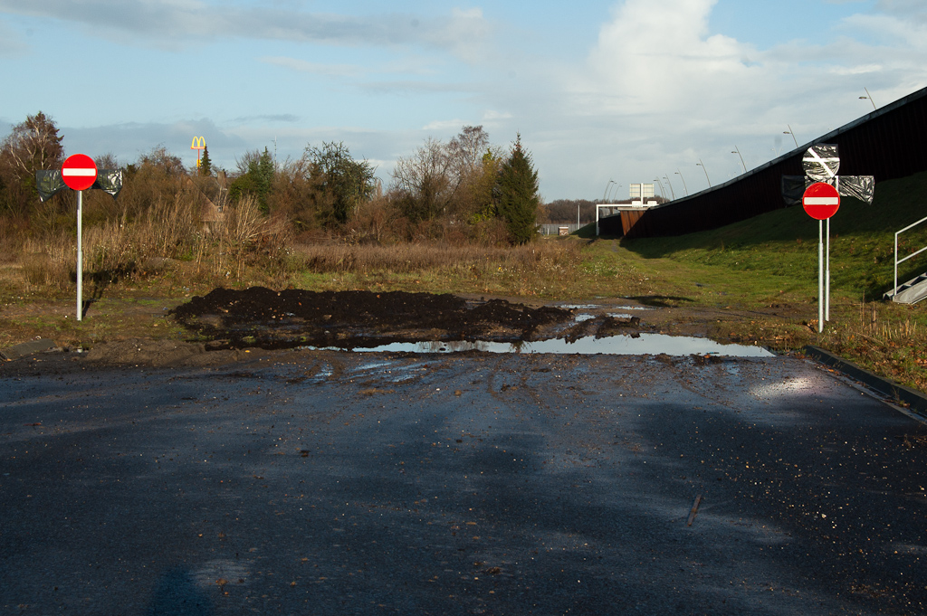 20111218-111347.jpg - Komborden en het bord C16 (gesloten voor voetgangers) afgedekt met vuilniszakken. Voor het geval het niet duidelijk was dat je hier met de auto niet tegen het verkeer in moet gaan rijden, zijn de borden C2 gehandhaafd.