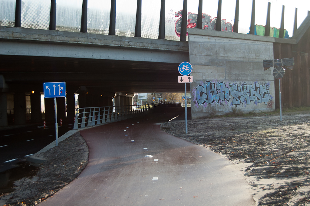 20111218-111726.jpg - Het betreft het einde-kombord en het bord A1-80, die bedoeld zijn voor de toekomstige toerit in de richting Maastricht, maar mogelijk voor verwarring zorgden bij het verkeer op de Meerenakkerweg.  week 201146 