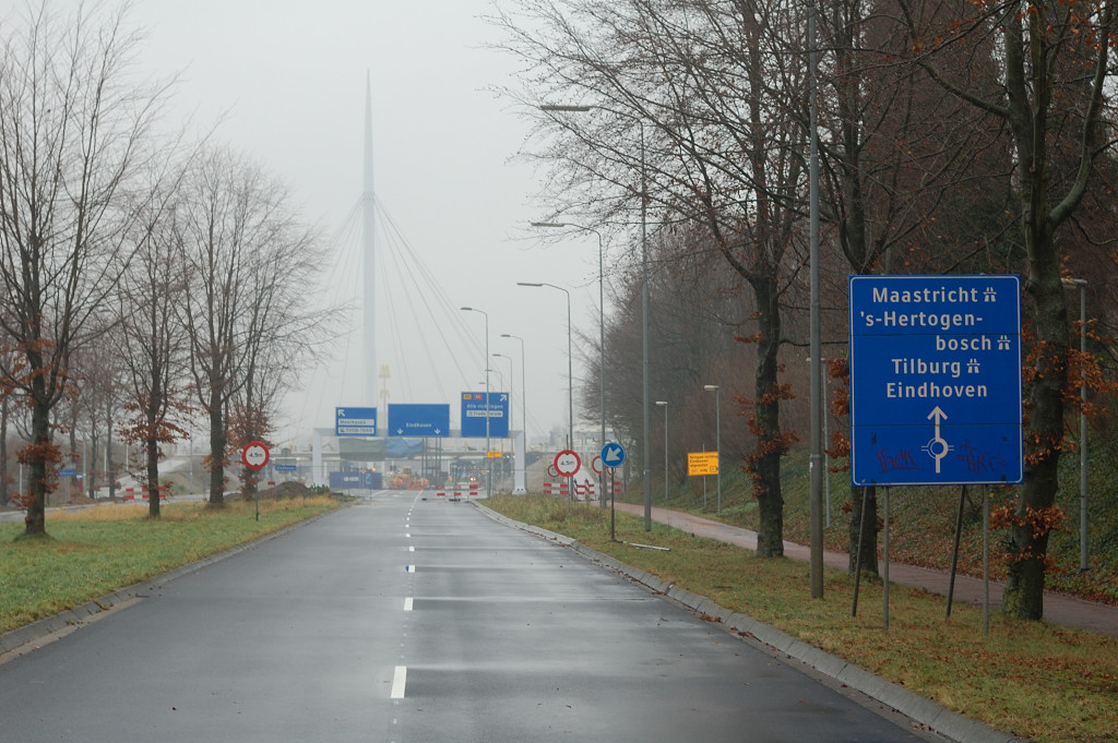 20111222-140746.JPG - De Heerbaan waar de oude bermborden nog niet verwijderd zijn.