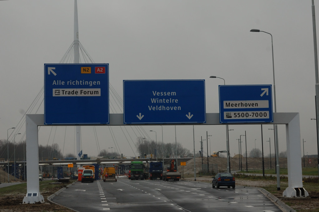 20111222-143043.JPG - Noord-Brabantlaan. De (oudere) randwegjongere kan wat vochtige oogjes krijgen bij het weerzien met het A2 en N2 schildjesduo, dat voor het eerst  te zien was  op de N2 bij het knooppunt Batadorp in 2008.  week 201150 