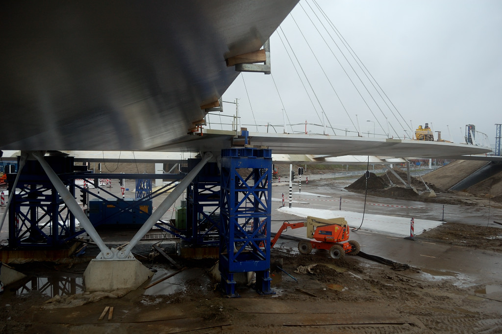 20111225-141553.JPG - Oostelijke aanbrug (net als de zuidelijke in de vorige foto) nog "in de steigers", maar dat zijn dan ook nog de enige. De rest van de rotonde-constructie hangt aan de tuien.  week 201150 