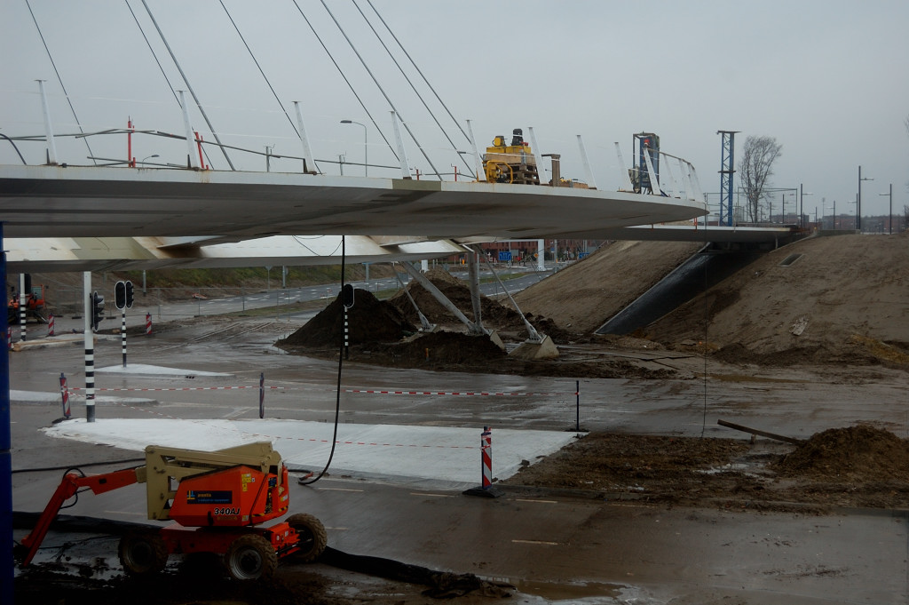 20111225-141614.JPG - Steigerwerk verdwenen in de Noord-Brabantlaan, en meteen is daarvan gebruik gemaakt voor de aanleg van een verkeersgeleider met printbeton.  week 201150 