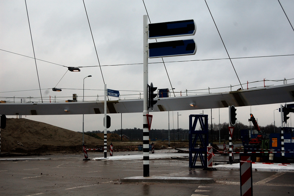 20111225-142616.JPG - Bescheiden aantal handwijzers aangebracht, waarvan de twee op de voorgrond, die de Heistraat in wijzen, ook nog eens afgeplakt zijn.