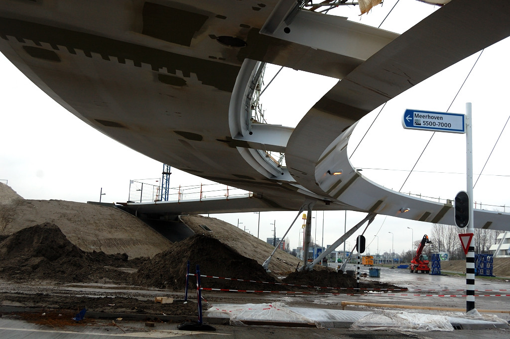 20111225-142950.JPG - Grasdreef. De mast met verkeerslicht en handwijzer is gebruikt om de foto op recht te zetten, om een indruk te krijgen van de helling in de rijbaan. Lijkt wel erg fors zo.