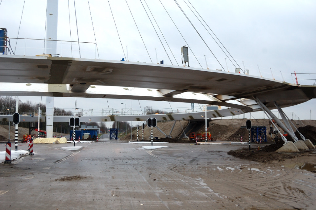 20111225-143609.JPG - Misschien wel de aardigste lokatie voor de weggebruiker om de Hovenring te beproeven aanstaande vrijdag. De Noord-Brabantlaan heeft er immers 5 rijstroken.