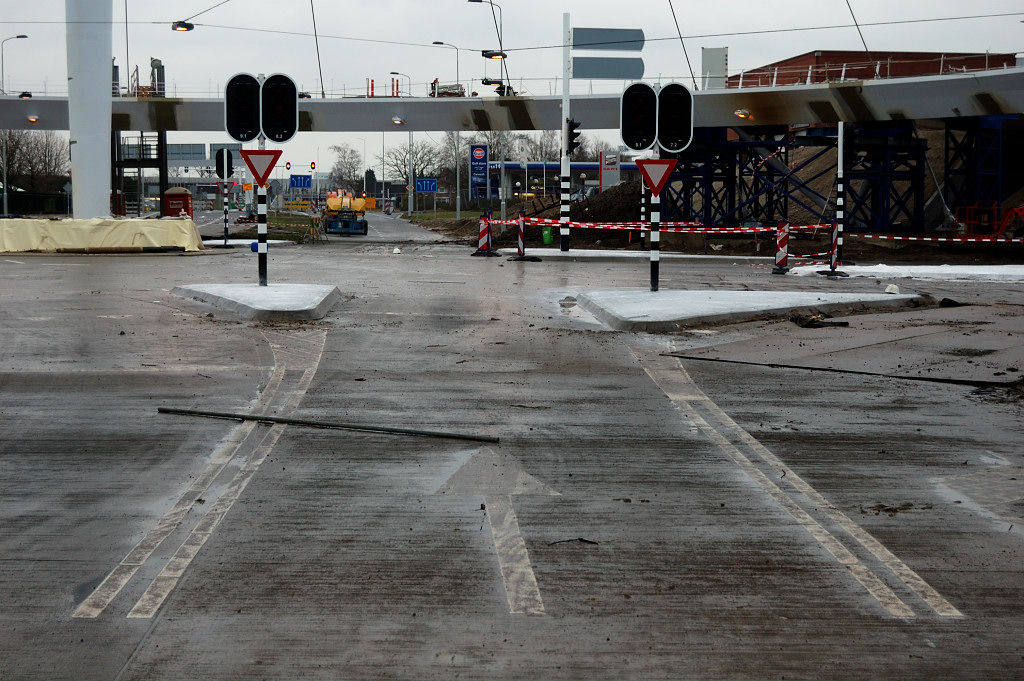 20111225-143836.JPG - De Grasdreef heeft als enige een enkele rijstrook voor de rechtdoorrichting. Toch twee verkeerslichten voor dat opstelvak.