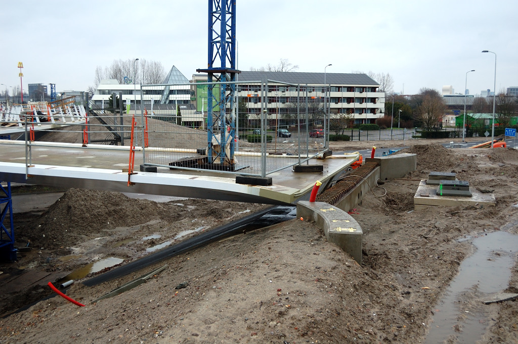 20111225-144406.JPG - De landhoofden voor de aanbruggen zijn ver genoeg verwijderd van het verkeer op de kruising om er veilig aan te kunnen werken na 30 december. Het is duidelijk dat de fietsers nog enige maanden geduld moeten hebben. Linksonder het ingegraven betonnen bakje...  week 201149 