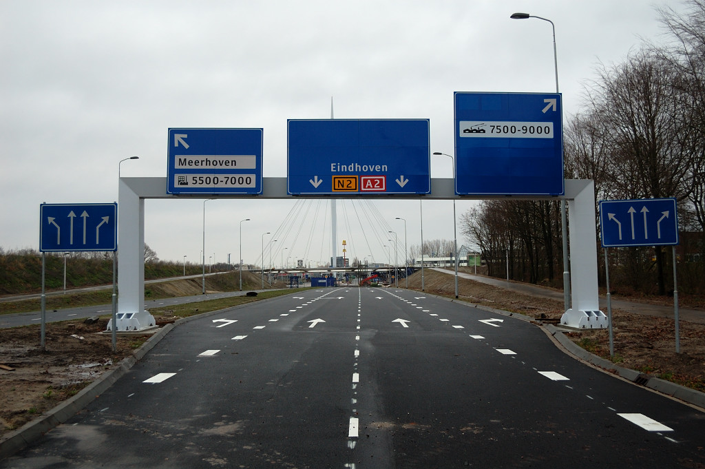 20111225-151330.JPG - En na afplakken. De voorsorteerborden zijn ook weer terug na een korte afwezigheid, maar staan nu op twee flespalen per bord.