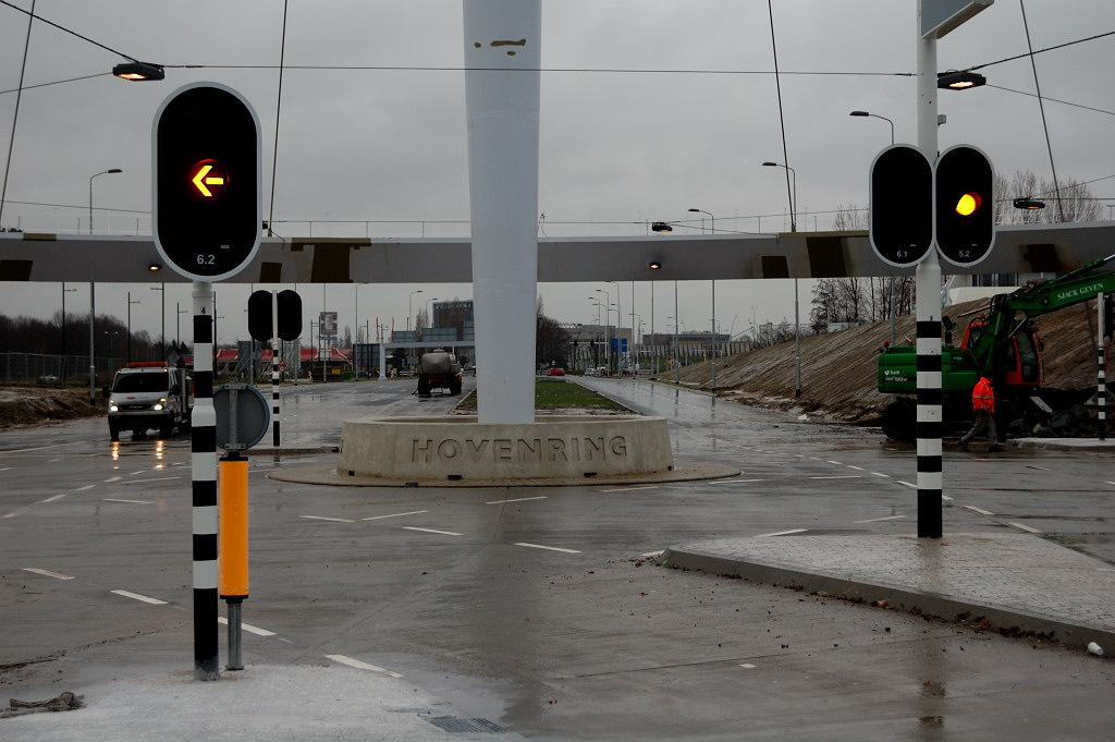 20111229-133621.JPG - Verkeersregelinstallatie in de knipperstand. Niet alle armaturen operationeel. Kunstwerknaam her-onthuld.