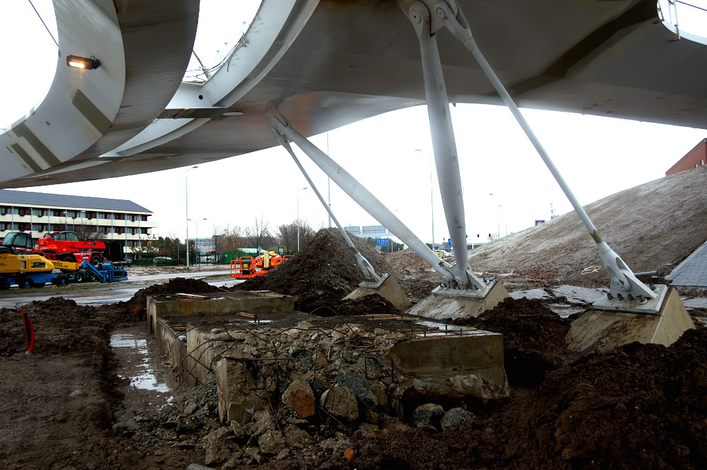 20111229-134438.JPG - Substantiele klus nog op de laatste dag: verwijderen betonvloeren waar tijdelijke ondersteuningsconstructies op hebben gestaan.