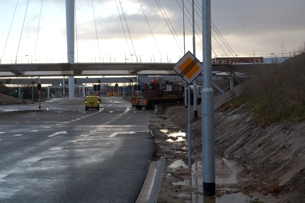 20111230-104930.JPG - De opsluitbanden zijn trouwens niet alleen aan de randen van de kruising afwezig, maar ook langs de toeleidende rijbanen over een lengte van zo'n honderd meter...