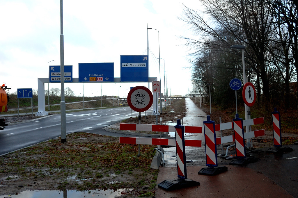 20111230-105557.JPG - Fietsers en voetgangers kijken nog een aantal maanden tegen deze versperring aan. Bromfietsers mogen al wel over de Hovenring, maar nog niet via de oversteekjes. De rijbanen van de Heerbaan zijn daartoe opengesteld voor bromfietsverkeer tussen Vijverstraat en Hovenring, en de maximum snelheid verlaagd van 70 naar 50 km/uur.