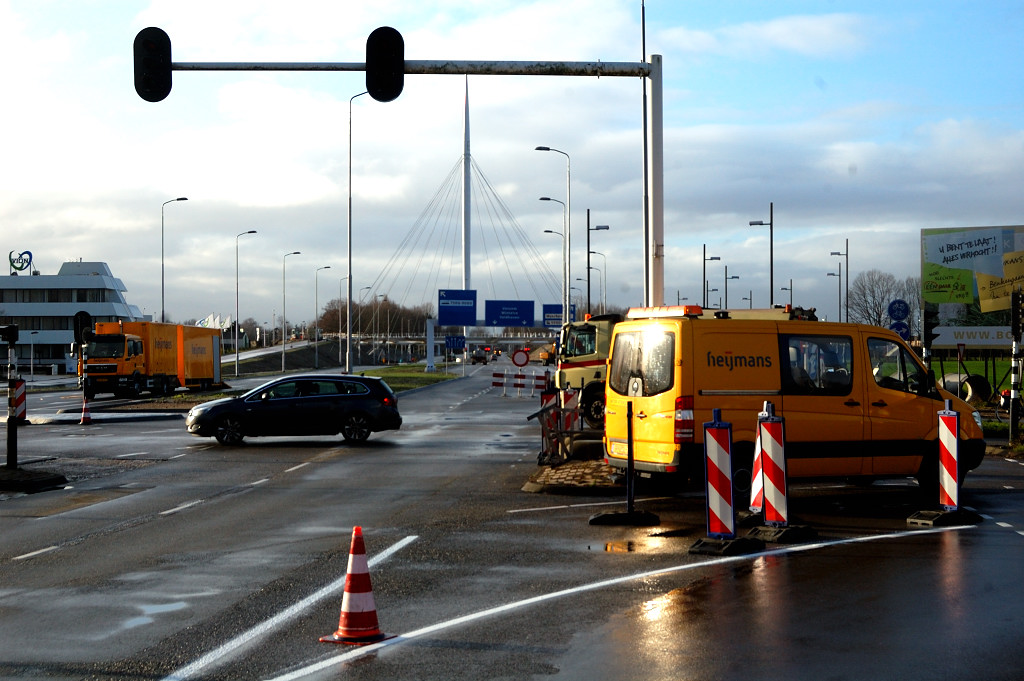 20111230-111310.JPG - En voor het eerst zien we voertuigen van de firma Heijmans in het project. Ze mogen de nieuwe markering aanbrengen.