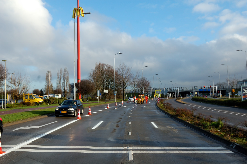 20111230-111632.JPG - In de faseringen hadden we dubbele rechtsafstroken naar de Sliffertsestraat. Terug nu naar de oude situatie met 2 vakken rechtdoor op de Noord-Brabantlaan naar de  Hovenring.