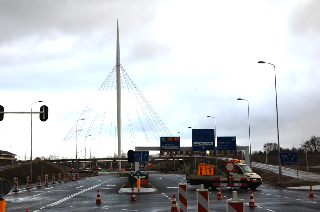 20111230-141356.JPG - In de Grasdreef staat personeel op het punt het schrikhek en kegels in de laadbak te deponeren en af te voeren. Rijbaan van de Hovenring af is reeds opengesteld.