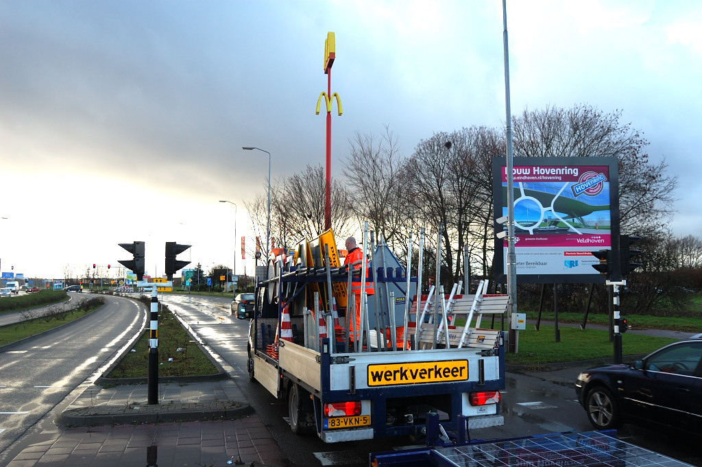 20111230-143237.JPG - Alles ingeladen. Pijlkar is aangekoppeld en kan worden ingeklapt en weggereden.