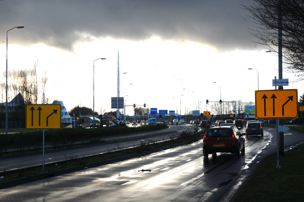 20111230-143358.JPG - Andere gele borden neergezet, die het verkeer helpen wennen aan de nieuwe situatie.