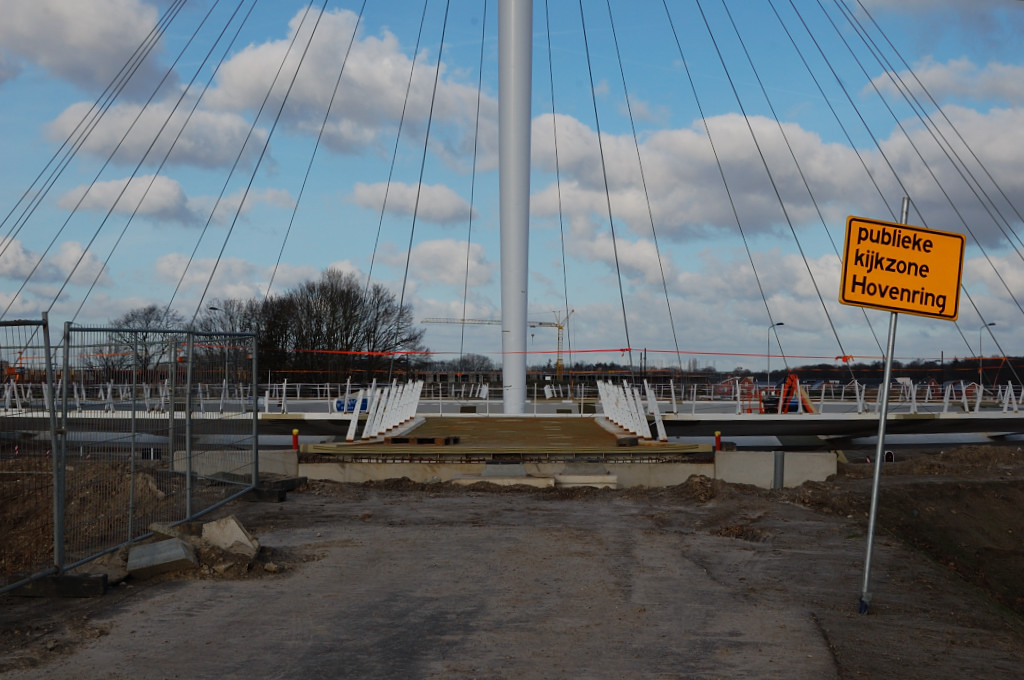 20120115-131847.JPG - Behalve het oplossen van het tuienprobleem is er meer werk te doen. Zo zijn de fietspaden nog niet aangelegd op de taluds bij de aanbruggen.  week 201149 