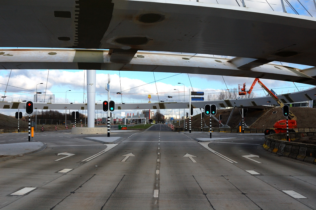 20120115-133532.JPG - Verkeersregelinstallatie nog operationeel in de verlaten kruising. Ook zonder verkeersaanbod zijn er rood- en groencycli, maar misschien reageren de lussen op de stalen neuzen in de schoenen van de fotograaf.  week 201152 