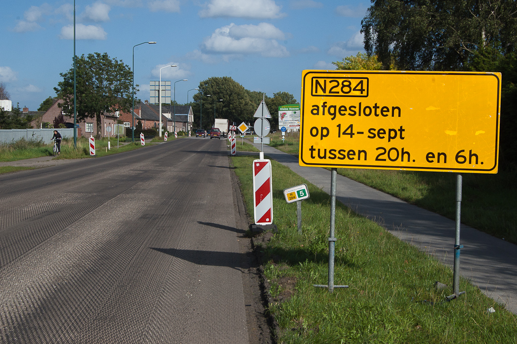 20110913-153628.jpg - Aan de oostzijde van de rotonde is de N284 over korte afstand uitgevoerd in asfalt. Vermoedelijk is dit deel in gemeentelijk beheer en is thans afgefreesd voor een her-overlaging. Het gele bord slaat echter op het provinciale deel van de N284 dat in de verte begint.