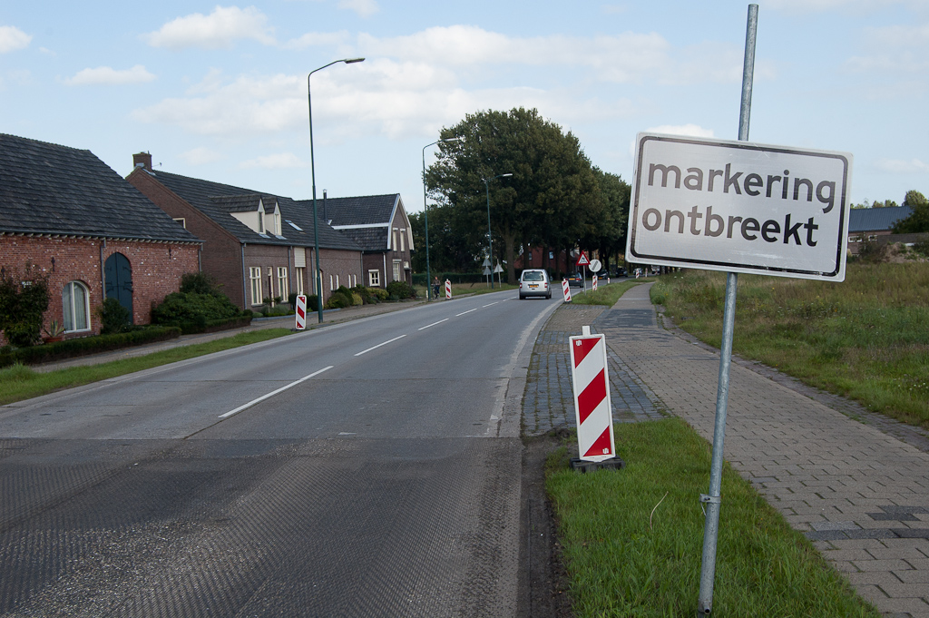 20110913-154050.jpg - Hier vinden we dan ook een betonnen rijbaan. Het witte bordje geeft al aan wat er in het huidige provinciale project met de N284 Reusel-Hapert reeds bereikt is.