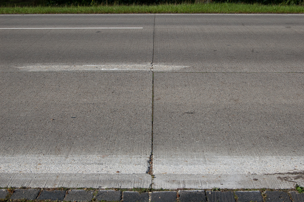 20110913-154714.jpg - Enkel de kantmarkeringen, en hier in de uitvoegstrook naar het bedrijventerrein "de Sleutel" ook de blokmarkering, zijn weggefreesd. De asmarkering ligt er nog.