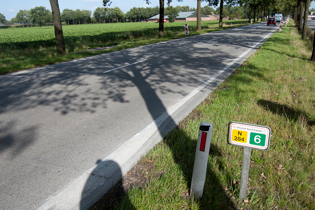 20110913-154838.jpg - Op aanbestedingskalender.nl valt te lezen dat men het N284 wegvak Reusel-Hapert wil overlagen met asfalt, en er "Duurzaam Veilige" markering op aan gaat brengen. Dat zijn dan onderbroken kantmarkeringen, en een dubbele asstreep, die op de tekeningen overwegend onderbroken is weergegeven. Dat suggereert dus dat de huidige maximum snelheid van 80 km/uur wordt gehandhaafd, en inhalen geoorloofd blijft.