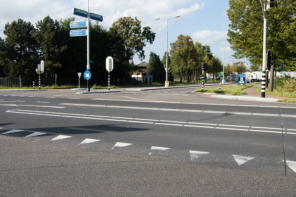 20110913-155649.jpg - Moeilijk te zien op de foto, maar hier is de overlaging per betonplaat uitgevoerd, met flexibele voegen er tussen. Dat zal scheurvorming in het asfalt deklaagje effectief voorkomen. De reeds vervagende haaietanden bevestigen het vermoeden dat deze overlaging niet van de laatste weken is.