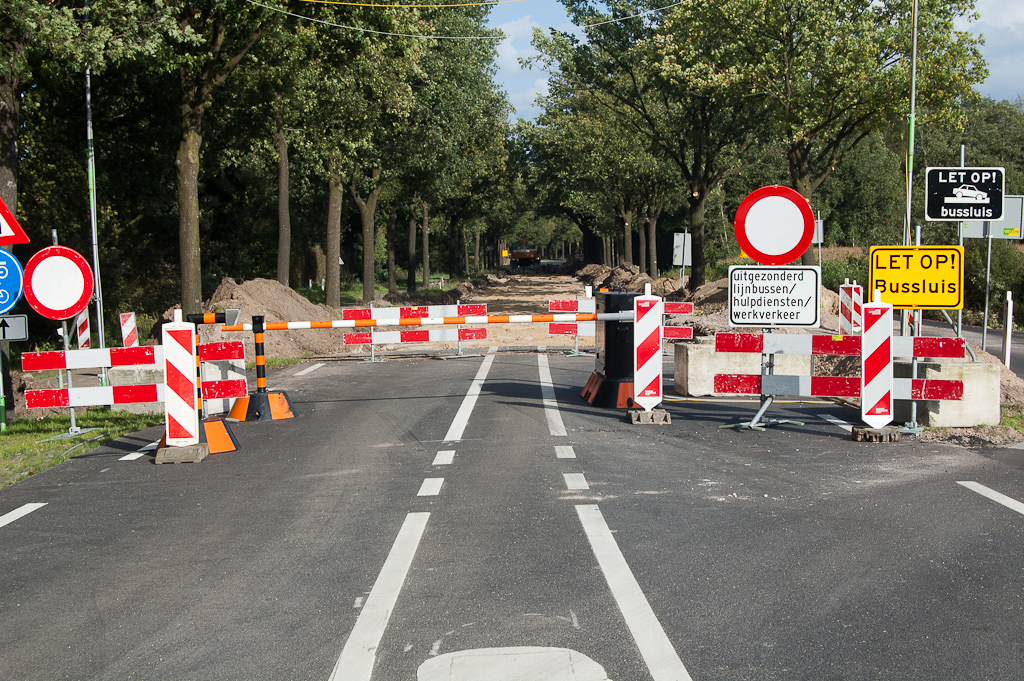 20110913-163218.jpg - Dramatischer aanpak in een ander project, de oude N284 tussen Hapert en Eersel, die zijn wegnummer zal verliezen.  week 201136 