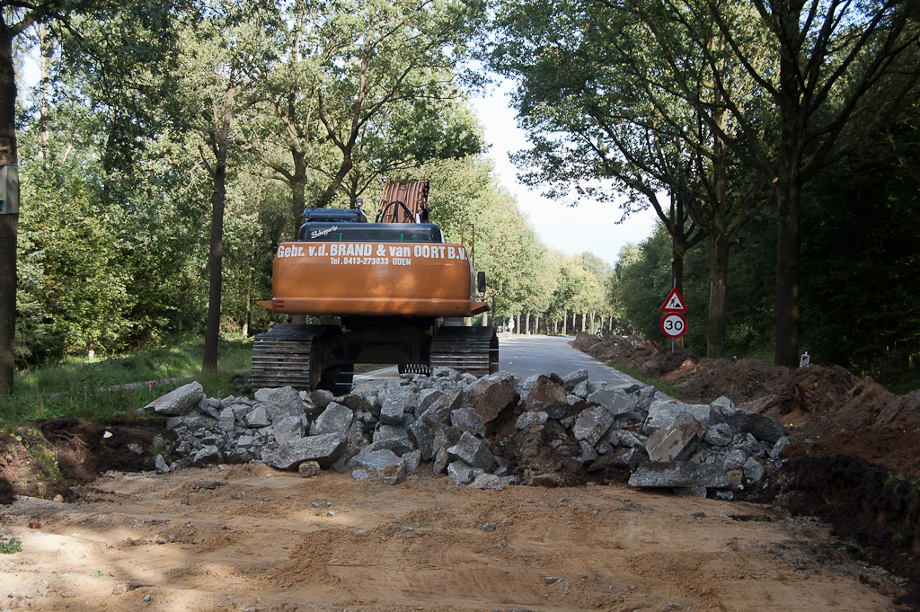 20110913-163710.jpg - Het sloopwerk is in 2 dagen enkele honderden meters gevorderd. Misschien kunnen we aan de nog niet afgevoerde brokstukken iets zien van de oude rijbaanconstructie.